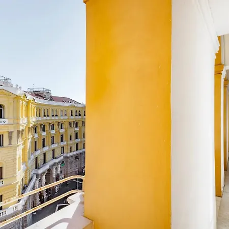 Duomo - Historic Center, View, Comfort & Metro Apartment Neapel